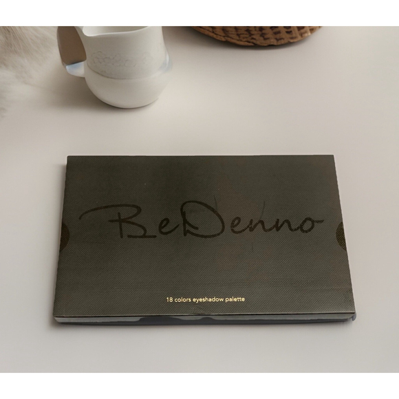 BeDenno 18 Shades Eyeshadow Palette - High Pigmented, and Long-Lasting Eyeshadow - Picture 3 of 7